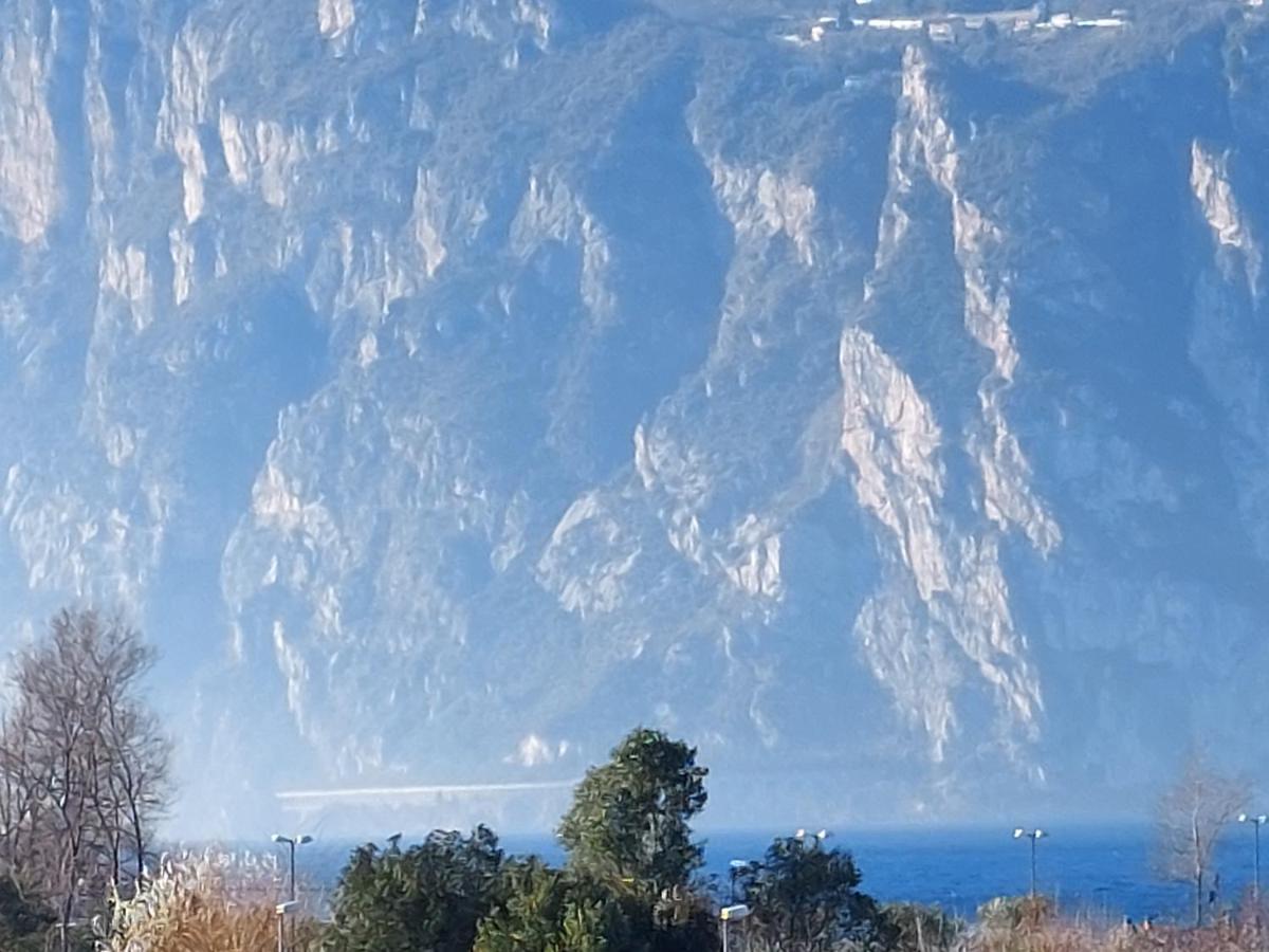 La Bougainville - Luxury Apartment Torbole Sul Garda Eksteriør bilde