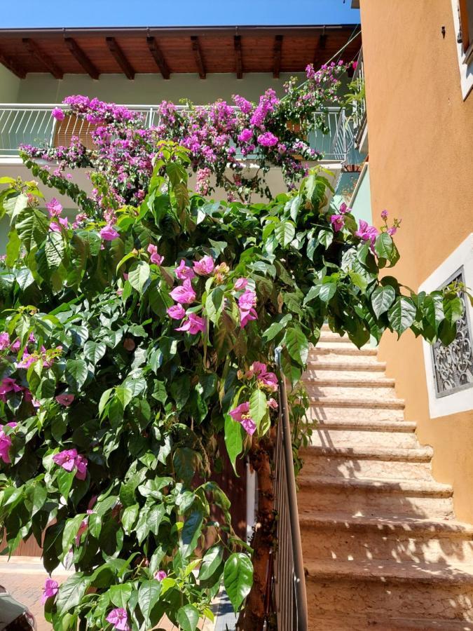 La Bougainville - Luxury Apartment Torbole Sul Garda Eksteriør bilde