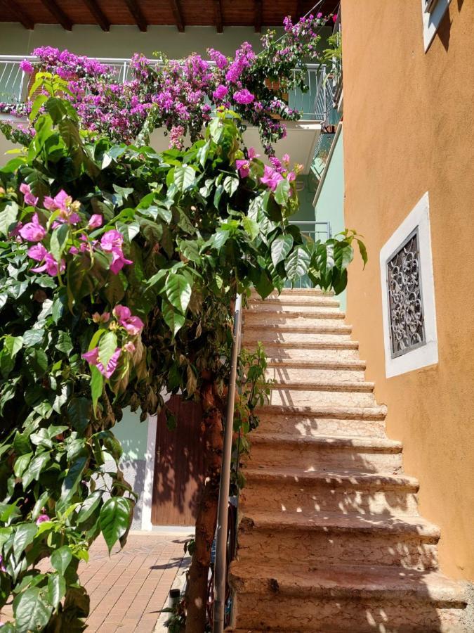 La Bougainville - Luxury Apartment Torbole Sul Garda Eksteriør bilde