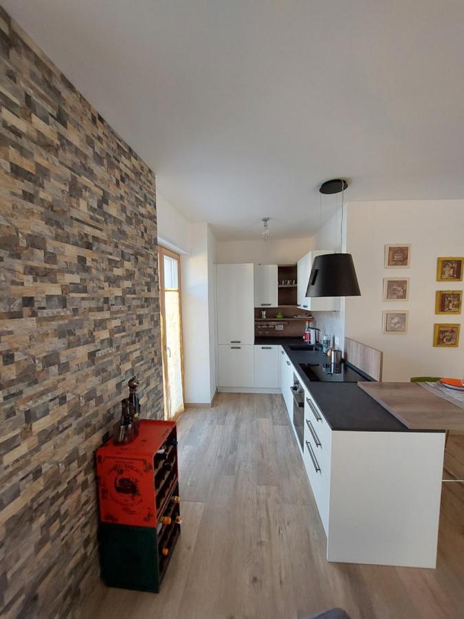 La Bougainville - Luxury Apartment Torbole Sul Garda Eksteriør bilde