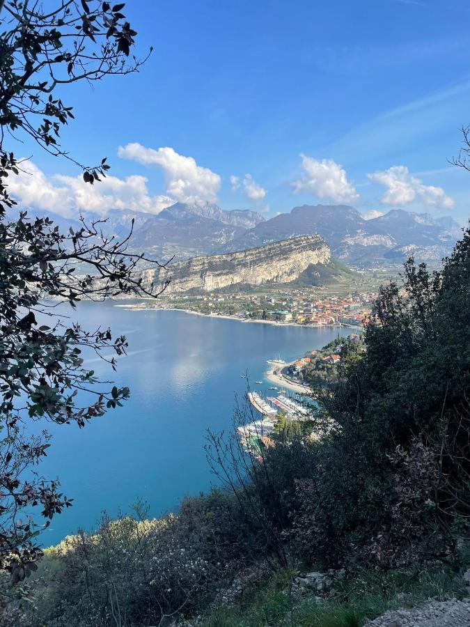 La Bougainville - Luxury Apartment Torbole Sul Garda Eksteriør bilde